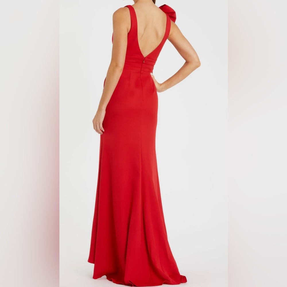Mac Duggal Red V-Neck One-Shoulder Gown with Bow - Picture 5 of 10